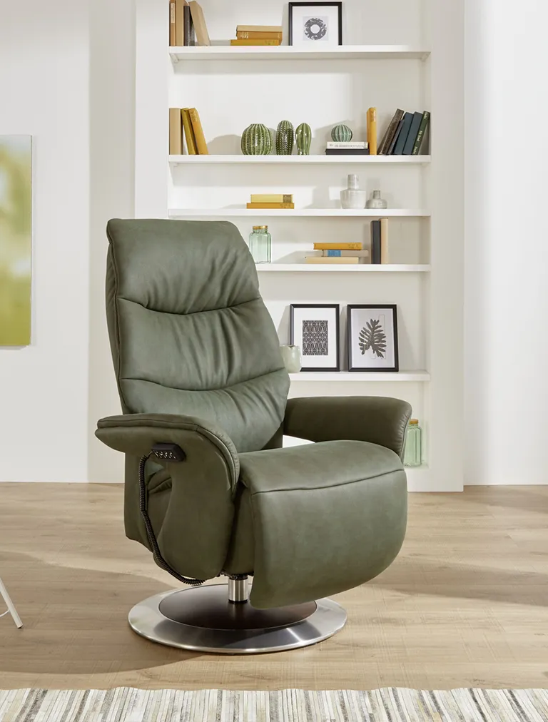 Grüner Relaxsessel mit elektrischer Steuerung auf rundem Metallfuß.